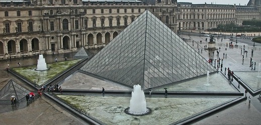 Pařížský Louvre.