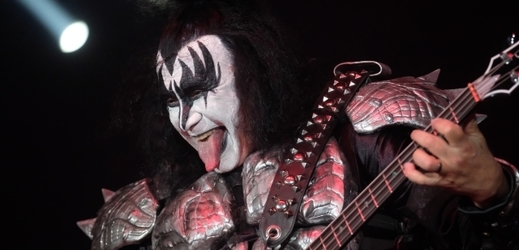 Gene Simmons je baskytarista, zpěvák a zakládající člen hard rockové skupiny Kiss.