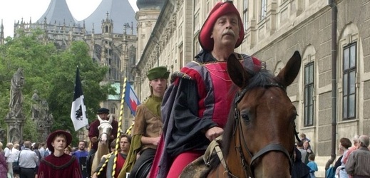Družina krále Václava IV. projíždí městem Kutnou Horou, jejíž obyvatelé slavili gotickou slavnost Královské stříbření.
