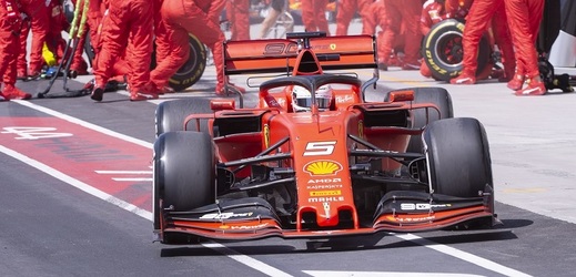 Sebastian Vettel z Ferrari projel v Montrealu cílem první, ale kvůli penalizaci nevyhrál.