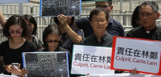 Demonstrantům se nelíbí kontroverzní zákon, jenž by umožnil vydávat osoby podezřelé z trestných činů do pevninské Číny.