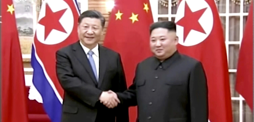 Čínský prezident Si Ťin-pching (vlevo) a severokorejský vůdce Kim Čong-un. 