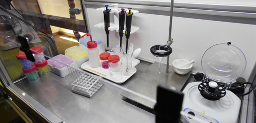 Flowbox, malá laboratoř se sterilním prostředím.