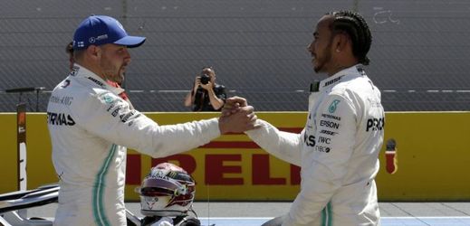Jezdci Mercedesu Bottas (vlevo) a Hamilton obsadili v kvalifikaci na VC Francie první dvě místa.