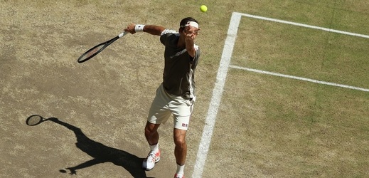 Neskutečný Federer! V Halle slaví jubilejní titul.