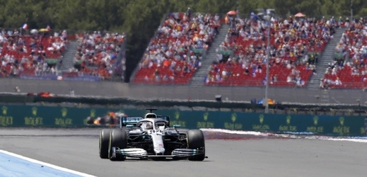 Mercedes je stále neporažený, ve Francii vyhrál Hamilton.