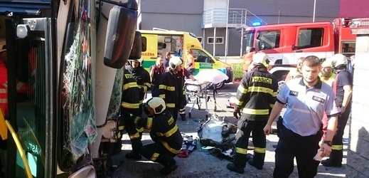 Osm lidí, z toho jeden těžce, bylo zraněno v Českých Budějovice při nehodě trolejbusu.