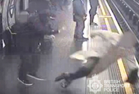 Brit, který strčil seniora do kolejiště metra, dostal doživotí.