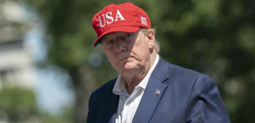 Americký prezident Donald Trump při zastávce na golfovém hřišti.