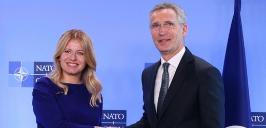 Generální tajemník NATO Jens Stoltenberg (vpravo) si potřásá rukou se Zuzanou Čaputovou.