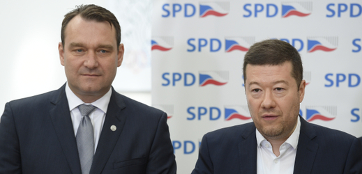 Zleva místopředseda SPD Radim Fiala a předseda Tomio Okamura.