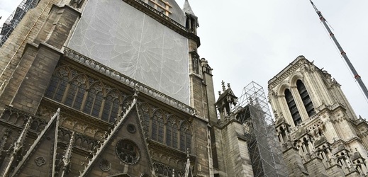 Notre-Dame začal hořet 15. dubna večer.