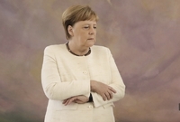 Angelu Merkelovou znovu na několik sekund postihl třes.