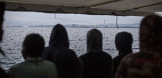 Španělská loď vyrazí i přes zákaz zachraňovat migranty.