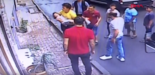 Sedmnáctiletý Alžířan v Turecku chytil holčičku padající z okna.