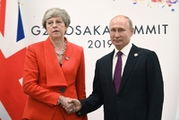 Britská premiérka Theresa Mayová a ruský prezident Vladimir Putin se poprvé setkali od Skripalovy kauzy.