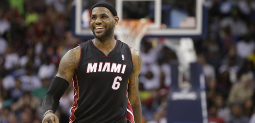 LeBron James v dresu Miami Heat s číslem šest.