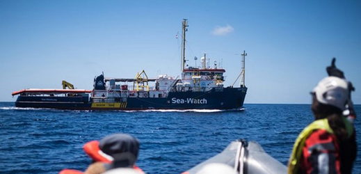 Loď německé neziskové organizace Sea-Watch měla čtyřicet zachráněných migrantů na palubě.