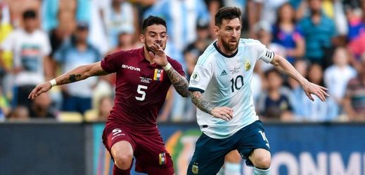 Lionel Messi (vpravo) v utkání Argentiny proti Venezuele.