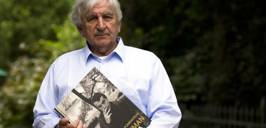 Filmový historik Pavel Jiras se svou knihou o režisérovi Miloši Formanovi.
