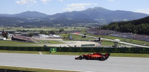 Pilot Ferrari Charles Leclerq vyhrál kvalifikaci na Velkou cenu Rakouska formule 1.