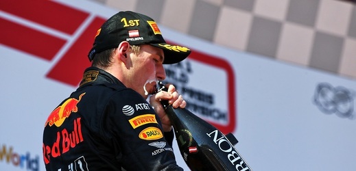 Max Verstappen ze stáje Red Bull obhájil vítězství ve Velké ceně Rakouska formule 1 a ukončil dosavadní nadvládu pilotů Mercedesu v sezoně. 