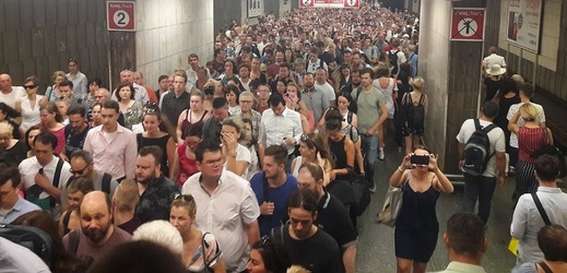 Lidé při odchodu z metra čekali až dvacet minut.