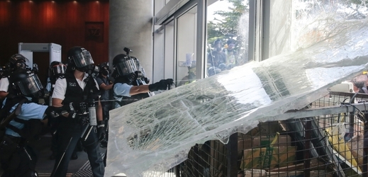Policisté v Hongkongu museli použít i slzný plyn.