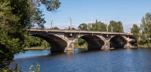 Most, spojující Holešovice s Libní.