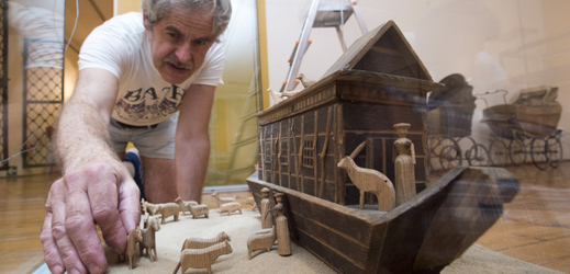Sběratel Michal Widenský instaluje v Regionálním muzeu ve Vysokém Mýtě dřevěnou Noemovu archu.
