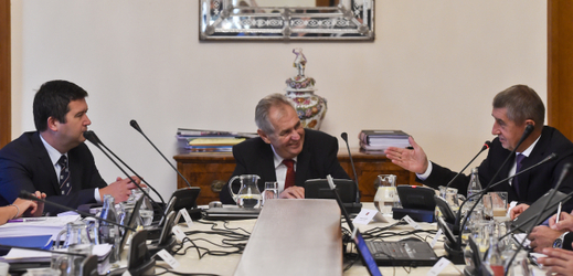 Prezident Miloš Zeman (uprostřed) na jednání vlády. Vpravo je premiér Andrej Babiš, vlevo vicepremiér a ministr vnitra Jan Hamáček.