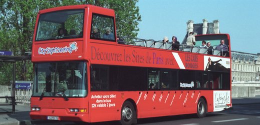 Paříž chce zakázat vyhlídkové autobusy v centru.