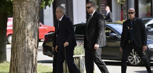 Prezident Miloš Zeman přijíždí na pohřeb Františka Čuby.