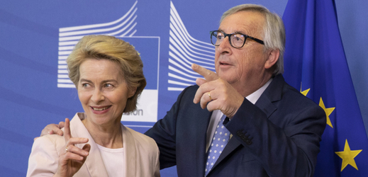 Předseda EK Jean-Claude Juncker a Ursula von der Leyenová.