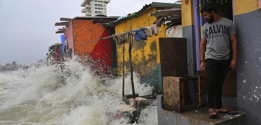 Zaplavená Indie dál sčítá oběti protržené přehrady. Nyní už jich je osmnáct.