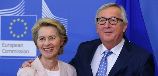 Jean-Claude Juncker (vpravo) svou nástupkyni podporou.