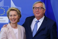 Jean-Claude Juncker (vpravo) svou nástupkyni podporou.