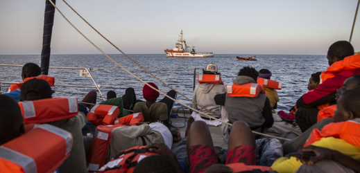 Humanitární loď s migranty.