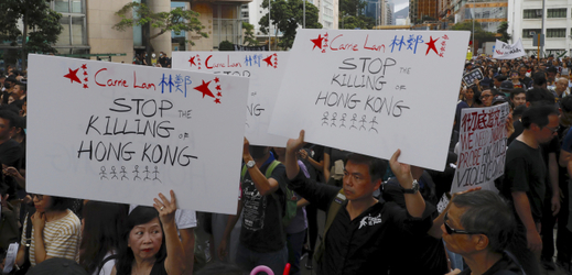 Protestující skandovali hesla v mnoha jazycích.