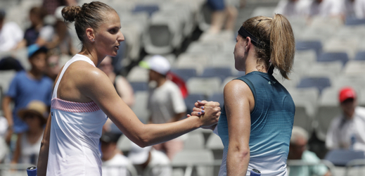 Karolína Plíšková (vlevo) si podává ruku s Karolínou Muchovou na letošním Australian Open.