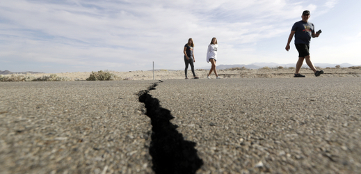 Dopady zemětřesení v Kalifornii.