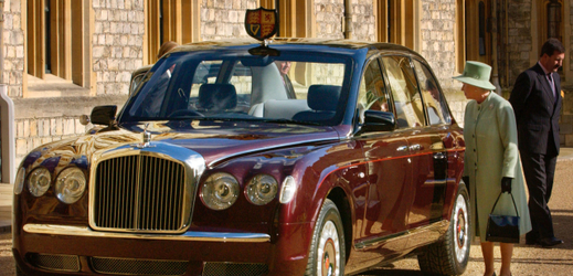 Britská královna Alžběta II. si prohlíží novou limuzínu značky Bentley.