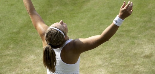 Český tenistka Karolína Muchová a její radost po životním postupu do čtvrtfinále Wimbledonu.