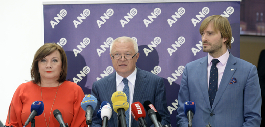 Zleva Alena Schillerová, Jaroslav Faltýnek a Adam Vojtěch vystoupili v Praze na tiskové konferenci před jednáním Poslanecké sněmovny.