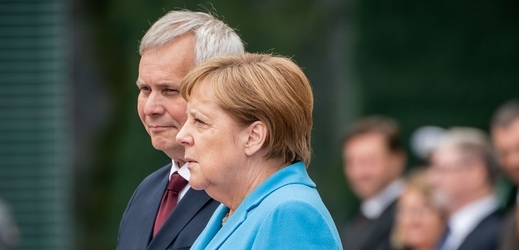 Angela Merkelová se třásla při přivítání finského premiéra Anttiho Rinneho.