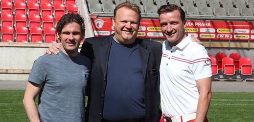 Ředitel turnaje Jaroslav Novák (uprostřed) po boku exfotbalistů Karola Kisela (vlevo) a Vladimíra Šmicera.