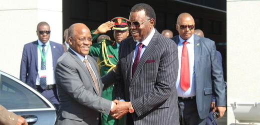Tanzánský prezident John Magufuli (vlevo) s namibijským protějškem.