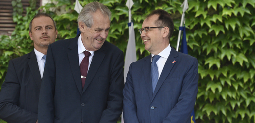 Zleva prezident Miloš Zeman a velvyslanec Francie v České republice Roland Galharague.