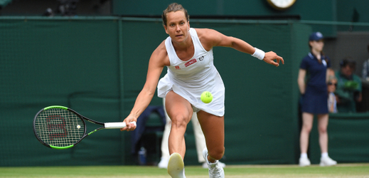Barbora Strýcová při čtvrtfinálovém utkání letošního Wimbledonu.