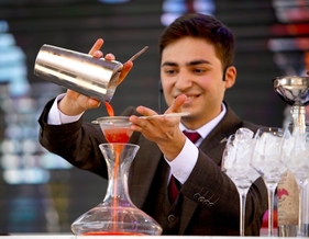 Barman míchající nápoj na 22. ročníku Mattoni Grand Drink.